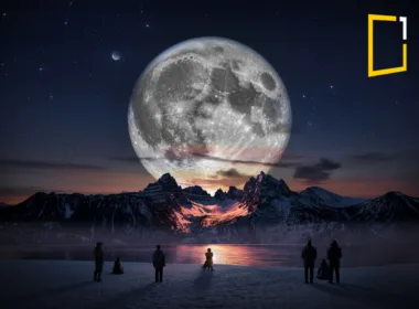 people watching supermoon